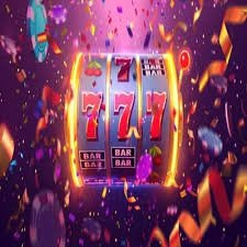 oo777 APP မိုဘိုင်းဖုန်းတွင် ဂိမ်းအမျိုးမျိုး ကစားနေသောမြင်ကွင်း